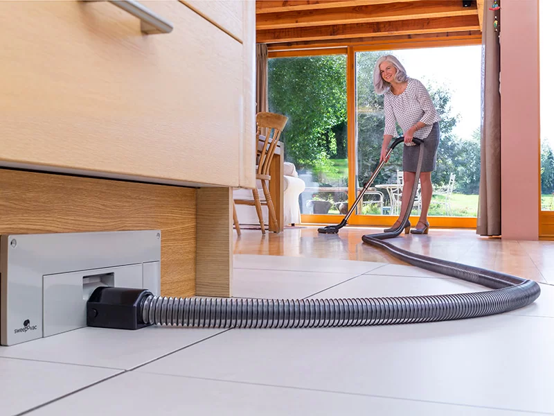 Vacuuming-with-hose-800-600